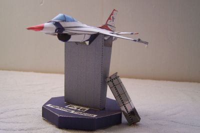 F-16
voici un petit avion de la patrouille aerien americain
