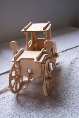voiture ancienne en bois
