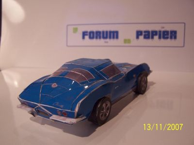 corvette 1963
Un p'tit montage de 2 soirÃ©e (environ 6 h de travail)...mais accident une fois finie, elle est tombÃ©e et j'ai reculÃ©e dessus avec mon fauteuil de bureau...je l'ai rattrapÃ©e comme je pouvais...sinon montage sans soucis particulier, malgrÃ©s les courbes de l'auto.
