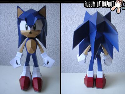 Sonic1
Vue de face et de dos du personnage
Mascotte de la firme de jeu vidÃ©o SEGA
