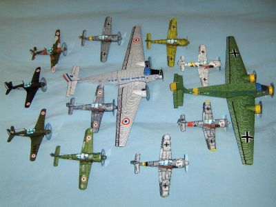 SpÃ©cialitÃ© France
MS-406 que tout le monde connait.
NC-900 il s'agit de FW-190 rÃ©parÃ©s et remis en service en France aprÃ¨s la fin de la guerre
FW-190 aux couleurs allemandes.
JU-52 restaurÃ© en France et JU-52 guerre d'indochine.

http://avions-papier.heb3.org/
