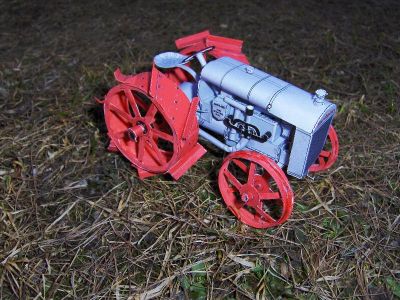 Tracteur Ford 1922
Tracteur de collection.

http://avions-papier.heb3.org/
