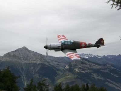 ME-109
Le cÃ©lÃ¨bre Messerschmitt 109. Ces couleurs trÃ¨s voyantes avaient Ã©tÃ© dÃ©cidÃ©es suite Ã  des bavures avec les P-51 amÃ©ricains qui les confondaient avec des ME allemands.

http://avions-papier.heb3.org/
