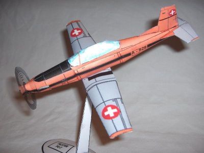 PC-7
Avion de formation des Forces AÃ©rienne Suisses.

http://avions-papier.heb3.org/
