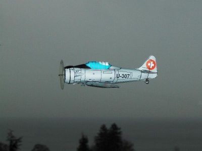 T-6
Le cÃ©lÃ¨bre avion d'entrainement US.

http://avions-papier.heb3.org/
