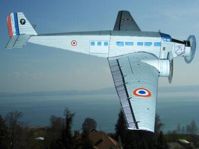 TOUCAN
Avion de transport guerre d'Indochine

http://avions-papier.heb3.org/
