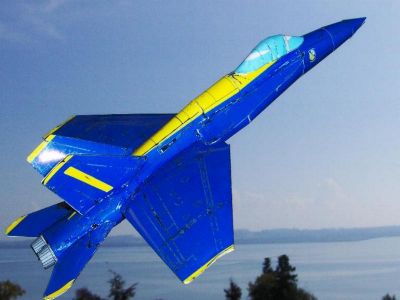 FA-18
Avion de la patrouille de la Navy US

http://avions-papier.heb3.org/
