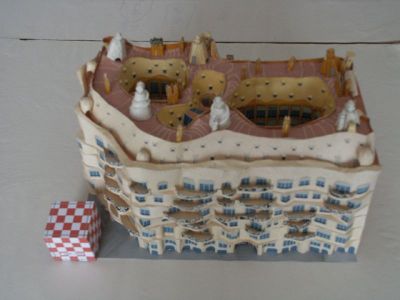 La casa Mila (ou encore La Pedrera)
Un rÃªve de maquette : l'art nouveau vu par Gaudi. La maquette elle-mÃªme souffre de beaucoup de dÃ©fauts et ma rÃ©alisation est loin d'Ãªtre Ã  la hauteur.
