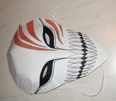 masque hollow (Bleach)
tout premier lancement de mon debut de folie pour les papercrafts qui vas en croissant X_x
petite histoire : alors voila mon tout premier (voulait faire un cosplay  jamais fini xD j'ai encore le morceau de katana les tissus la peinture la colle et ... ) mais bon j'avais pas le bon papier donc imprimer en 50 g mais trop trop trop souple donc j'ai colle 4 Ã©paisseur de papier blanc collant et voila finish avec les gros morceau de scotch derriere
Keywords: Bleach 