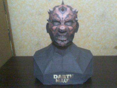 Bust de "Darth Maul"
Je pensais mettre des renforts parce que sa ne se prÃ©sentait pas bien (je rÃ©pÃ¨te, je travailles exclusivement avec du papier 90Gr.) Mais au final y a pas eu besoin...(la tÃªte est lourde, mains les piÃ¨ce s de la base une fois collÃ© supporte le poids)
