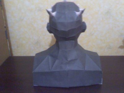 Bust de Darth Maul
Vue arriÃ¨re...bon j'ai un peut foirer les raccords de collage... Mais sa reste du papier 90gr!....
