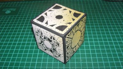 Le Cube du film "Hellraiser
(je voulais le retoucher en faisant un rÃ©--impression en re-dÃ©coupant les reliefs... truc minutieux 
