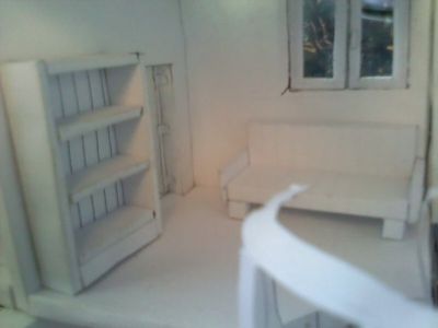 Maison, en haut de l'escalier du 1er etage
Une petite bibliothÃ¨que & un canapÃ©
