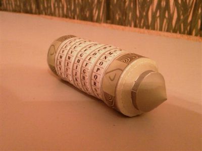 Le Criptex
Le fameux Criptex de Da Vinci Code

Assez long et rÃ©pÃ©titif Ã  faire, mais quel plaisir de le faire ouvrir par des amis aprÃ¨s leur avoir posÃ© l'enigme.
