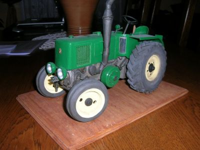 Tracteur Vierzon (carton, enduit de lissage, gouache, vernis)
