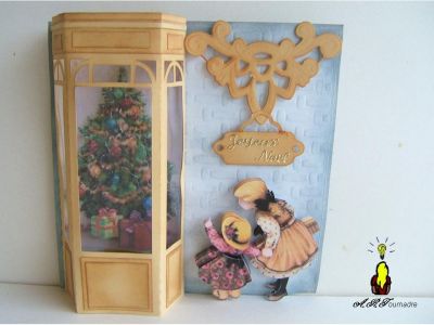 Carte vitrine de NoÃ«l - vue de face
A noter le tag dÃ©ocupÃ© et embossÃ© Ã  la Sissix d'aprÃ¨s un creatable de MArainne Design. fond de page "mur d epierre" embossÃ© Ã  sec et travaillÃ© aux encres.
