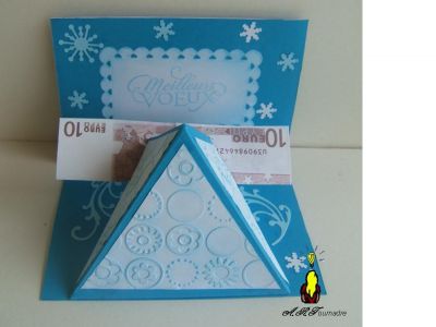 Carte pyramide Ã  Ã©lastique pour offrir un billet
mÃ©canisme Ã  Ã©lastique qui rÃ©agit Ã  l'ouverture de la carte.
modÃ¨le adaptÃ© d'aprÃ¨s une photographie trouvÃ©e sur un site commercial.
