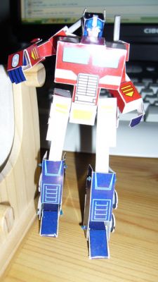 Optimus 1999
Ma toute premiÃ¨re rÃ©alisation en papier
TirÃ©e du site PaperRobots1999
