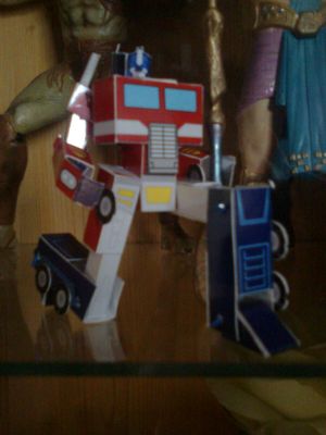 Optimus en Vitrine
(Le prÃ©dator et Anubis derriÃ¨re ne sont pas en papier...)
