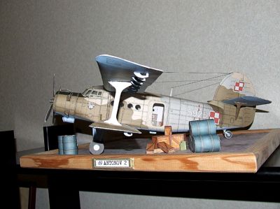 Ajout d'un socle et de quelques accessoires.
L'avion a maintenant une hÃ©lice, un cÃ´ne de vilebrequin,
une boite Ã  pharmacie et Ã  outils et un extincteur.
