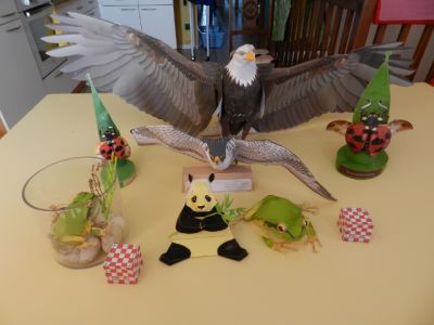 Famille "Canon Creative"
VoilÃ  ce jour ma p'tit Collection de chez Canon Creative depuis Janvier.
Les 2 rapaces sont en format A3 pour un peu plus de rÃ©alisme.
L'aigle est plutÃ´t "Hard" pour mon niveau de dÃ©butant. ParticuliÃ¨rement pour les renforts internes des ailes (plusieurs fois effectuÃ©s en "brouillon" pour trouver un ordre d''assemblage pratique) et pour la jointure du corps consolidÃ© en "bois" de barquette de fraise !
