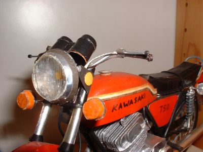 Kawasaki 750 H2 - AV
Le moteur, la fourche, le phare sont bien en carton
