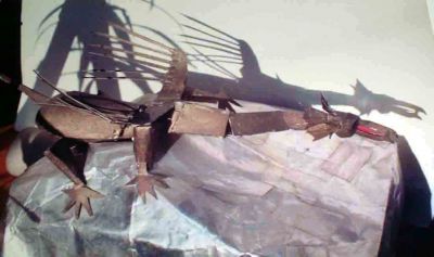 Le retour du DRAGON
Le mÃ©canisme Ã©tait ambitieux, avec 7 ou 8 cames, entiÃ¨rement en carton positionnÃ©es sur un tube de sopalin cachÃ© dans le socle.
Mouvements prÃ©vus : Queue, ailes, plumes, cou, tÃªte, colerette, gueule et flammes...
