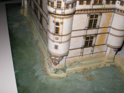 L'édifice est fondu sur le socle avec des pastels doux.