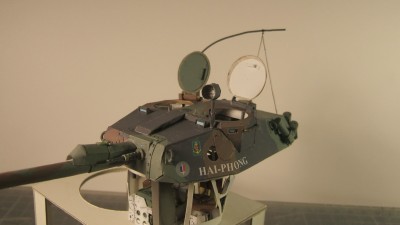 Panhard AML 90=372.JPG (134.47 Kio) Vu 9349 fois Les deux trappes sont relevées ainsi que le projecteur.