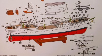 Vient ensuite la troisième unité de construction, la superstructure avec les accessoires du navire et les dispositifs de sauvetage...