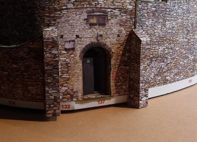 ... construits de chaque côté de la porte du château.