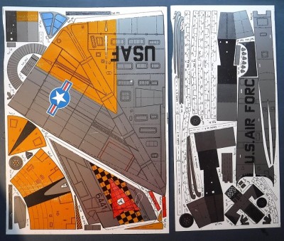 Environ 160 composants sont répartis sur 3,5 feuilles plus un carton de renfort. L'impression n'est pas parfaite, mais reste acceptable.
