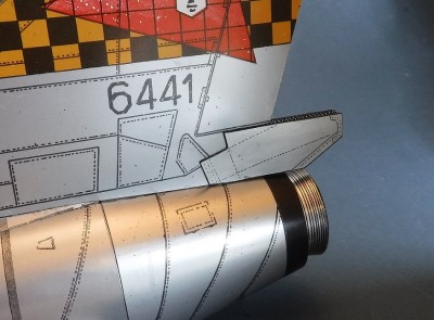 …<br />et collez-les à l'arrière du stabilisateur vertical.