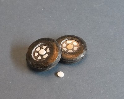 … insérez la jante et un morceau de carton de 1 mm à l'intérieur.