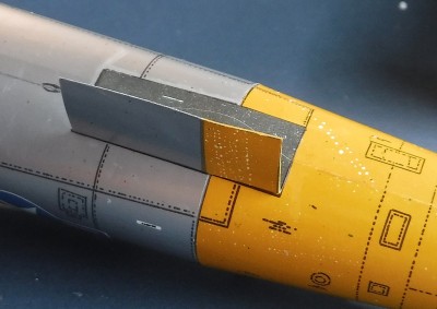 ...  collez-la et placez-la sous le fuselage