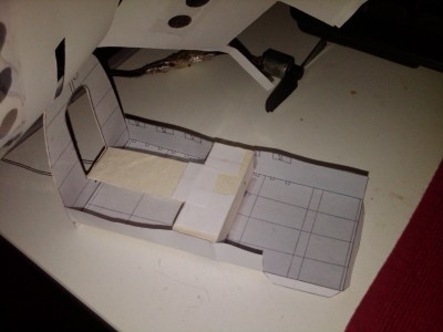 19.jpg (388.42 Kio) Vu 5215 fois voici le support de la pile mise en place sur le plancher de l'avion