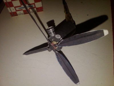 ici j'ai commence a coller les cylindres que j'ai un peu modifié pour plus de réalisme .. j'ai enroulé du fil de fer tout autour.