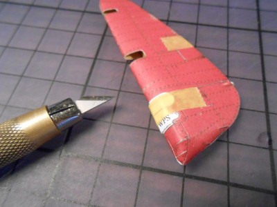 Au fur et à mesure de la découpe, je place du papier collant tam... afin de rigidifier la surface de découpe...