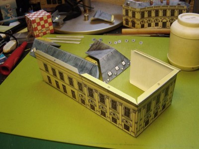 Assemblage des murs, et préparation de la toiture.