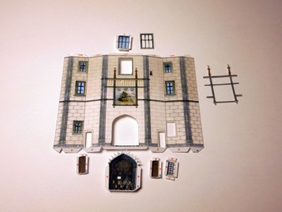 Partie avec le porche d'entrée. Détail des pièces de mise en relief.