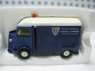 J074_hy_police_1_87.JPG (185.39 Kio) Vu 3925 fois Le modèle diecast Tomica