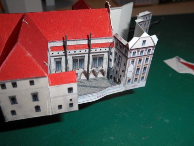 chateau de prague bloc F=0021.JPG (152.72 Kio) Vu 4290 fois mise en place des deux pilonnes et de la tour d'escalier dans la cours intérieures