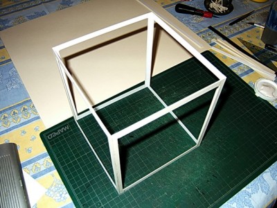 vitrine=004.jpg (136.98 Kio) Vu 25876 fois voila les quatres face assemblées, collées bord à bord. La colle à bois est très efficace et les assemblages peuvent être manipulés rapidement (délicatement quand même). Reste à poser les traverses en retour sur la partie supérieure