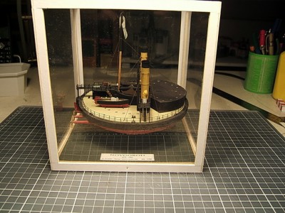 vitrine=023.jpg (160.28 Kio) Vu 25867 fois La vitrine est fixée au socle par une petite poine laiton au centre de chaque traverse basse.