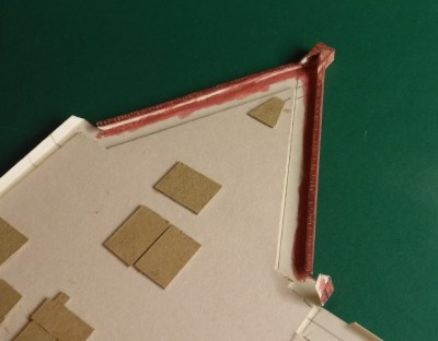 DSCF0418.JPG (202.09 Kio) Vu 4306 fois ... formez le pignon à l' arrière et collez ensemble le bossage de la pointe du pignon .