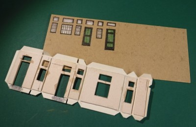 DSCF0510.JPG (225.06 Kio) Vu 4205 fois ... renforcez avec 1,5 mm et découpez les fenêtres et les portes...