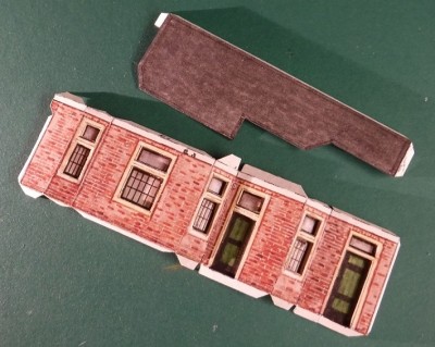 DSCF0511.JPG (233.71 Kio) Vu 4205 fois ... colle derrière, je renforce le toit avec du carton de 0,5 mm.<br /><br />Cordialement<br />Kurt