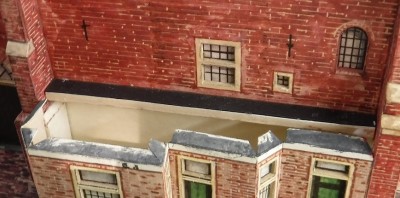 DSCF0516.JPG (242.96 Kio) Vu 4147 fois Insérez maintenant le mur dans l'espace, car le toit ne s'adapte pas exactement, j'insère une bande à l'arrière du mur...