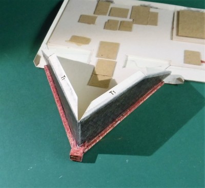 DSCF0078.JPG (206.96 Kio) Vu 3951 fois Collez maintenant le toit latéral...