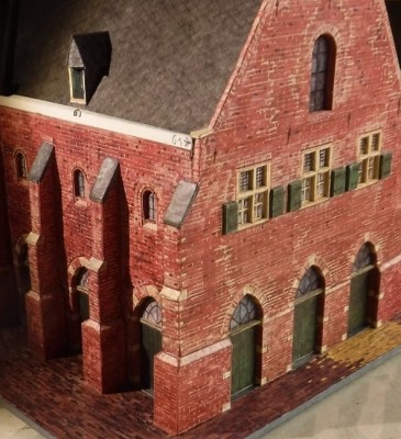 DSCF0219.JPG (243.24 Kio) Vu 3851 fois ... et construit autour des piliers en dessous ...